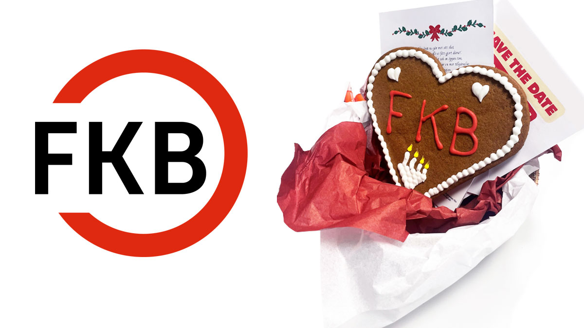 Intill FKB-loggan står en korg med en jättestor pepparkaka, med FKB skrivet på.