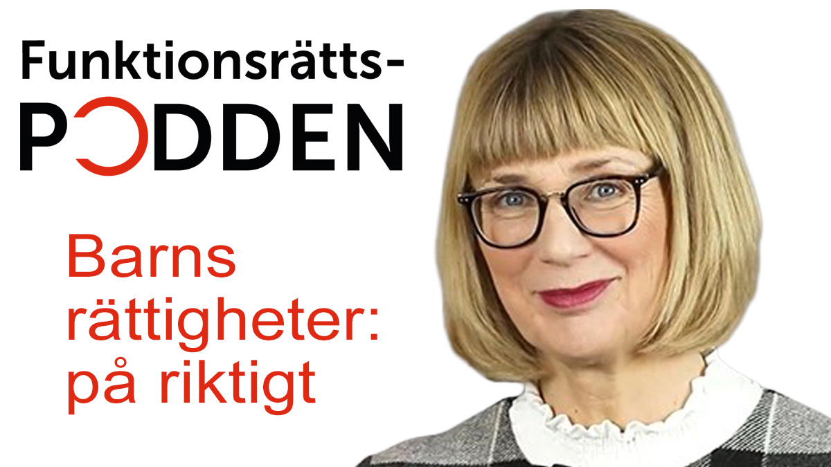 Marie har en blond page med lugg och mörkramade glasögon. Hon ler.