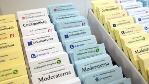 Röstkort med de olika partiernas loggor ligger uppradade. De är uppdelade i gult, vitt och blått för val till riksdag, kommun och region.