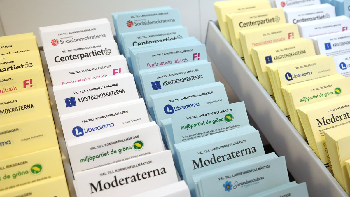 Röstkort med de olika partiernas loggor ligger uppradade. De är uppdelade i gult, vitt och blått för val till riksdag, kommun och region.