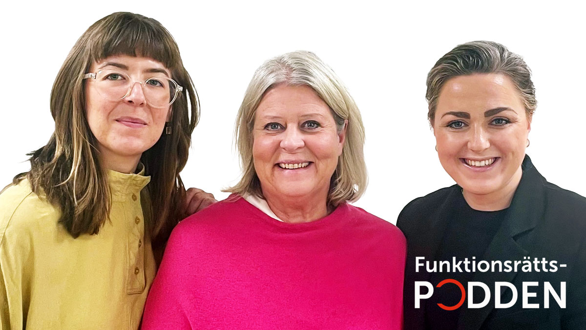 Tre kvinnor. Ida har brunt hår och bär glasögon. Camilla har axellångt, blont hår och chockrosa tröja. Gabrielle har uppsatt, mörkt hår och bär en svart kostymjacka. I ett hörn står det Funktionsrättspodden.