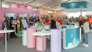 Flera personer minglar runt i Stockholms stads tält på Järvaveckan.