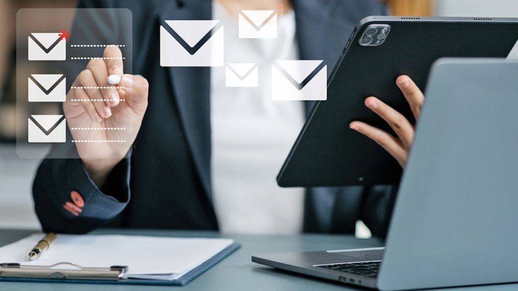 En person sitter med en läsplatta och skriver mejl.