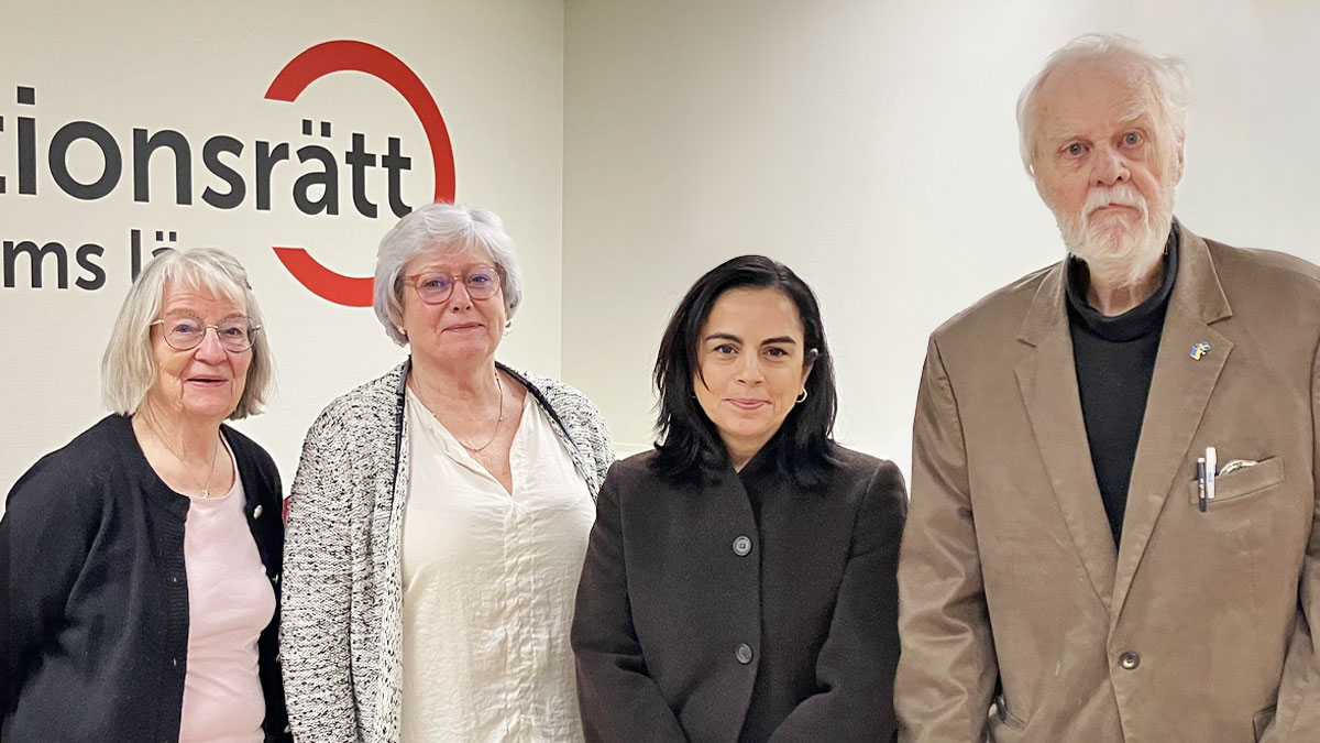 Vårt presidium står tillsammans med Talla Alkurdi från socialdemokraterna framför en vägg med Funktionsrätt Stockholms läns logga.