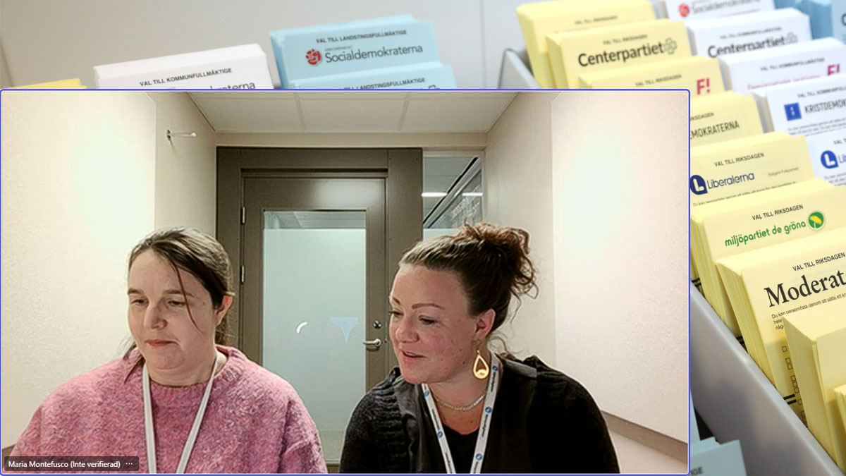 Maria och Johanna från valmyndigheten sitter tillsammans i ett digitalt möte. I bakgrunden flera röstsedlar.