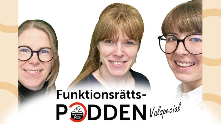 Karin och Ida från Funktionsrättspodden står på varsin sida om Christine Lorne.
