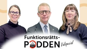 Karin och Ida från Funktionsrättspodden står på varsin sida om Kristoffer Tamsons.