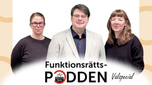 Karin och Ida från Funktionsrättspodden står på varsin sida om Msciwoj. Alla ler.