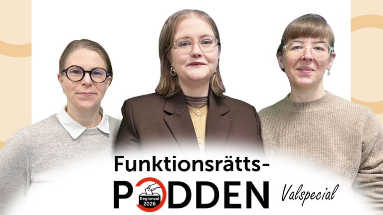Karin och Ida från Funktionsrättspodden står på varsin sida om Hanna. Alla ler.