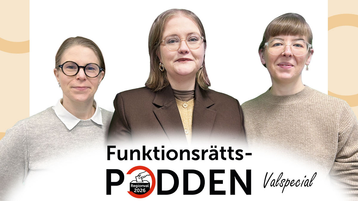 Karin och Ida från Funktionsrättspodden står på varsin sida om Hanna. Alla ler.