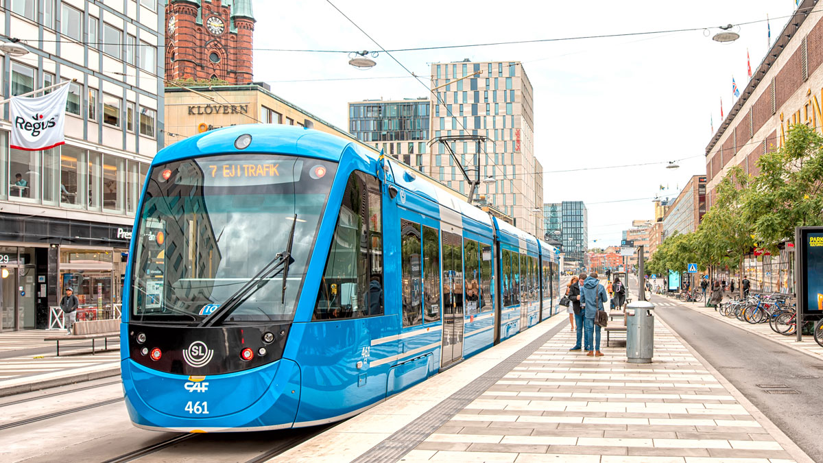 En spårvagn står parkerad i Stockholms city, utanför Åhléns. Blir det samma vagnar på Spårväg syd?