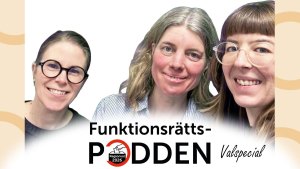 Karin och Ida från Funktionsrättspodden står på varsin sida om Anna. Alla ler.