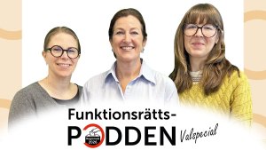Karin och Ida från Funktionsrättspodden står på varsin sida om Amelie Tarschys Ingre.