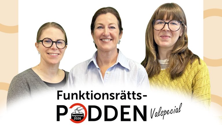 Karin och Ida från Funktionsrättspodden står på varsin sida om Amelie Tarschys Ingre.