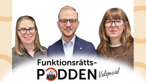 Karin och Ida från Funktionsrättspodden står på varsin sida om Edvin Bernhardsson.