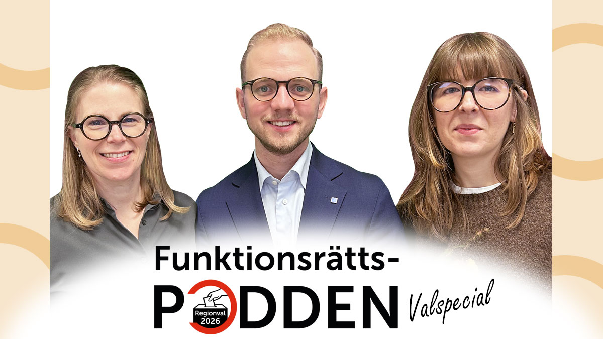Karin och Ida från Funktionsrättspodden står på varsin sida om Edvin Bernhardsson.