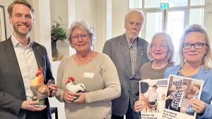 Fem personer står på rad och ler mot kameran. Alex och Åse håller i påskpynt. Charlotte håller upp våra rapporter om barn- och ungdomsfrågor.