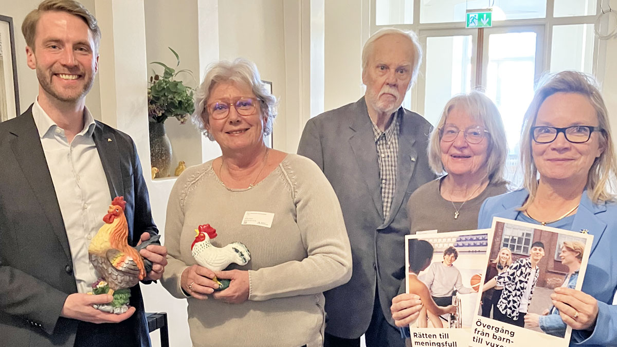 Fem personer står på rad och ler mot kameran. Alex och Åse håller i påskpynt. Charlotte håller upp våra rapporter om barn- och ungdomsfrågor.