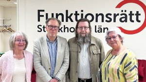 Liberalernas representanter står mellan Kristina och Åse från presidiet. I bakgrunden en vägg med Funktionsrätt Stockholms läns logga.