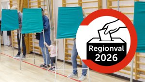 Flera små valbås med personer som röstar. Regionval 2026.
