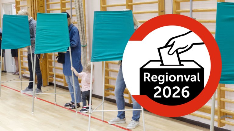 Flera små valbås med personer som röstar. Regionval 2026.