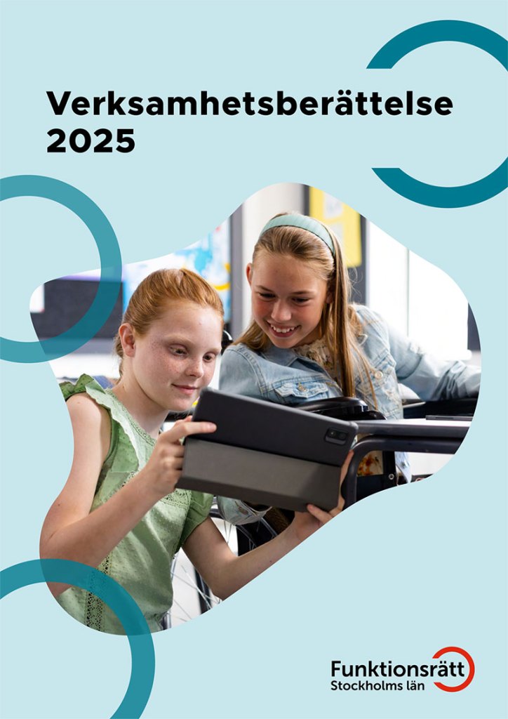 Verksamhetsberättelsens framsida: Två tjejer tittar på en läsplatta. Den ena sitter i rullstol, den andra sitter på huk intill henne.