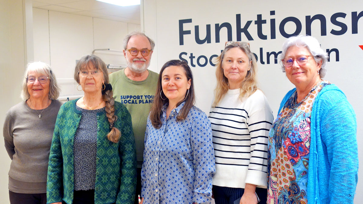 Vårt presidium och fyra representanter från MP står framför en vägg, där Funktionsrätt Stockholms läns logga skymtar.