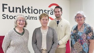 Vårt presidium och två representanter från SD står framför en vägg med Funktionsrätt Stockholms läns logga.